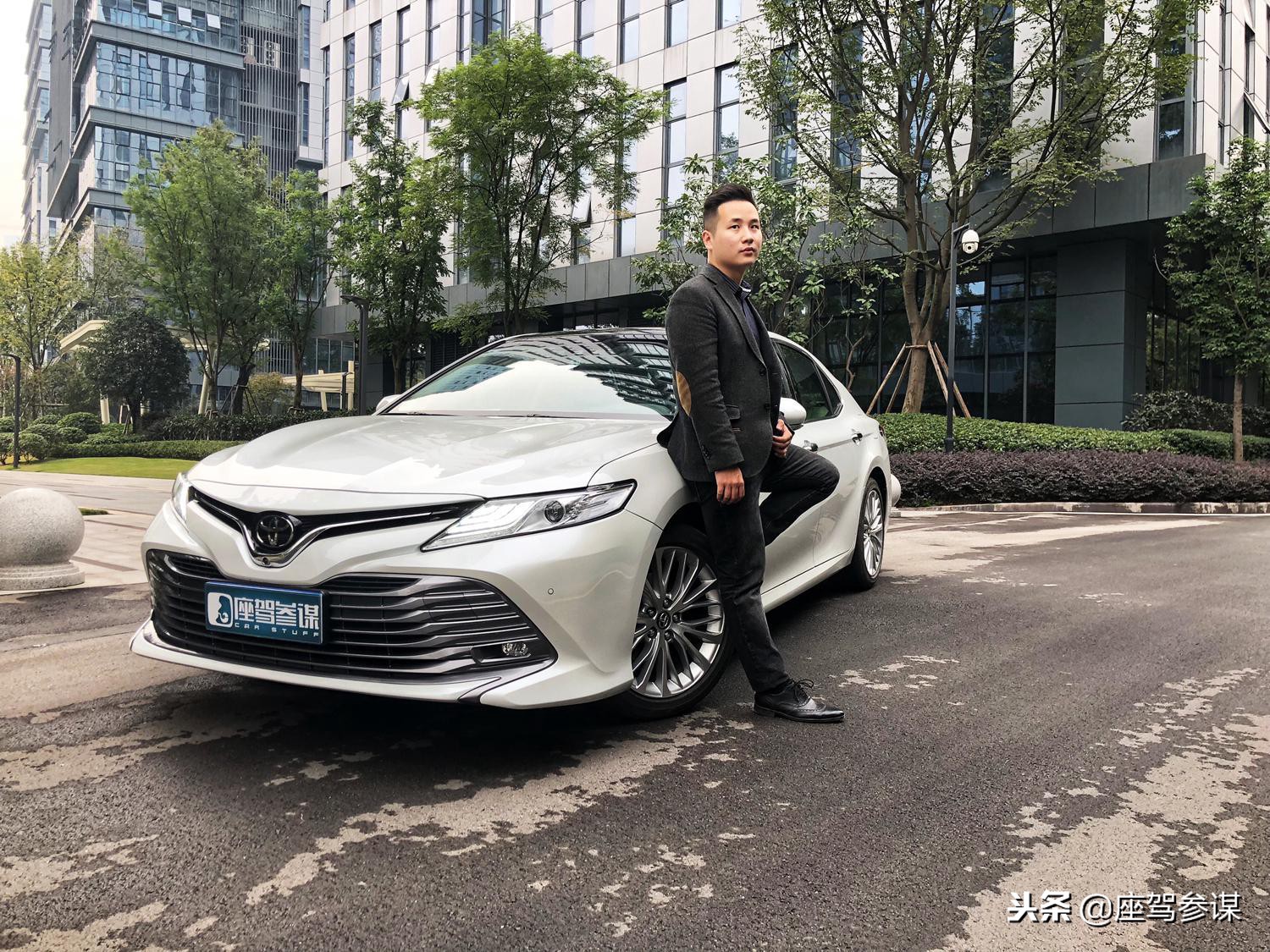 丰田凯美瑞2.5l豪华版测评,丰田凯美瑞2024款2.0精英版试驾