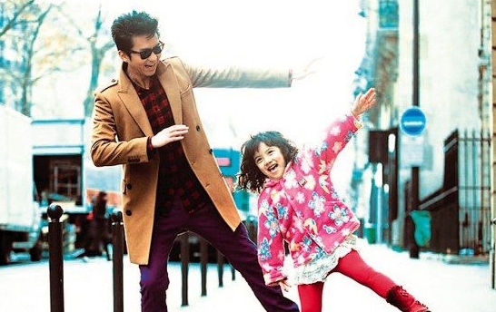 父亲帮女儿洗头正常吗,父亲帮孩子洗澡的好处