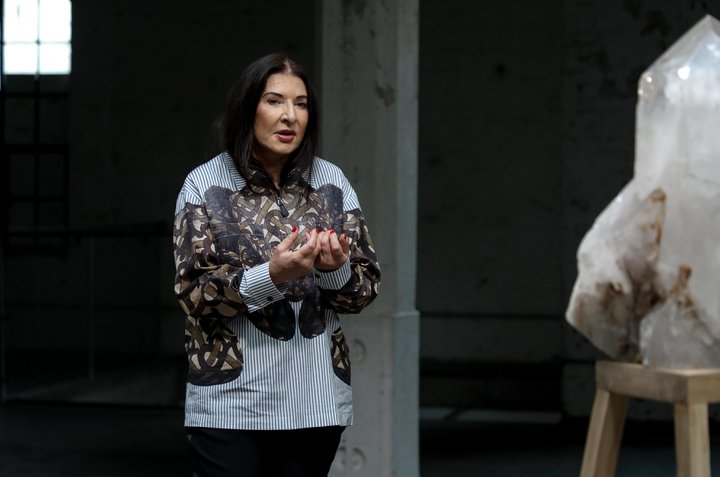 最敢挑战人性的行为艺术家，在网上教你思考一颗石头