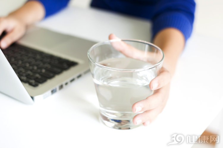 消化不良打嗝怎么办快速止嗝,打嗝不止怎么办止嗝穴位