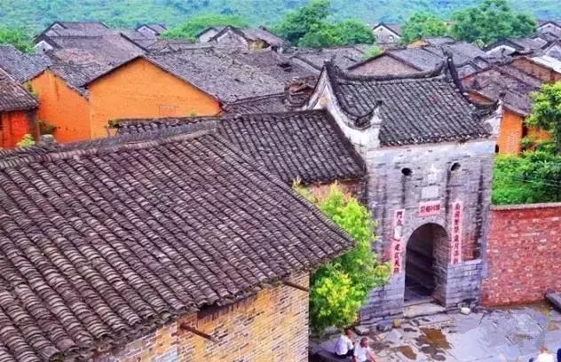 广东居然藏着一个神秘天坑,广东这座小镇藏着多少宝藏