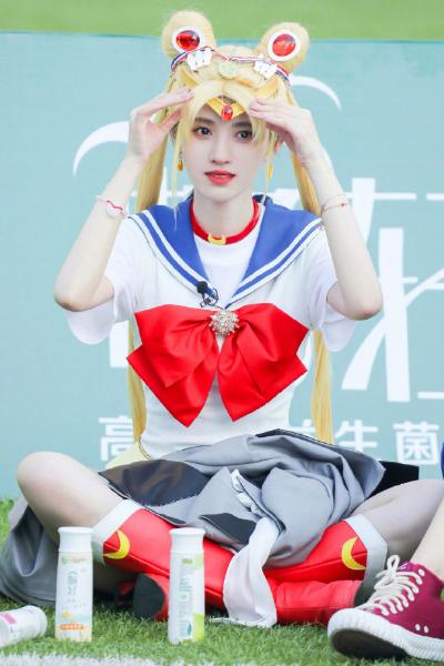 鞠婧祎COS水兵月造型，水手服配黄色假发，被网友调侃像女装大佬