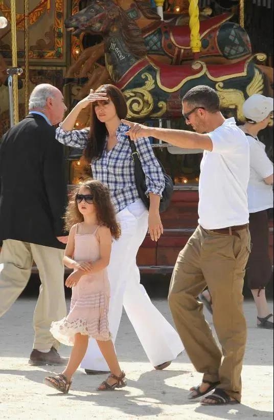 莫妮卡•贝鲁奇穿开叉裙,身材火辣不似55岁,10岁女儿颜值却被嘲