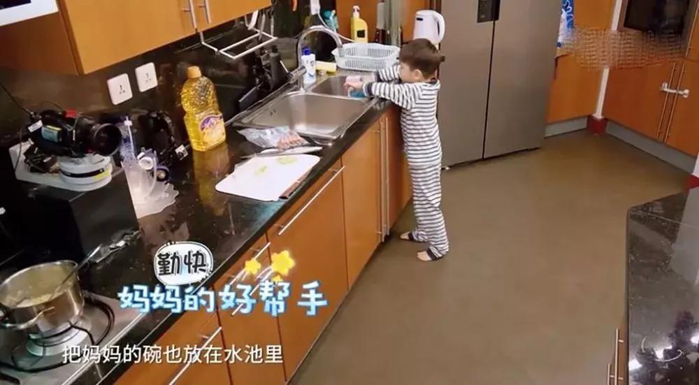 胡可气得想打大儿子视频,胡可打儿子