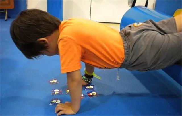 孩子写字老爱趴着有啥办法,孩子学校写字爱趴着怎么办