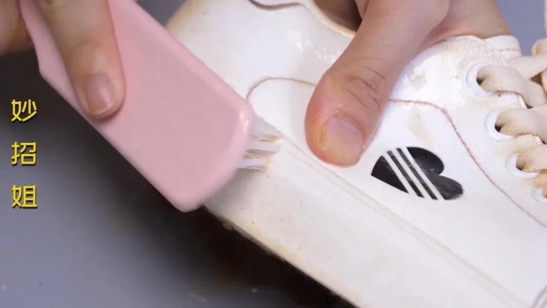 皮面小白鞋洗了晒干发黄怎么补救,白鞋边发黄洗白小窍门去黄