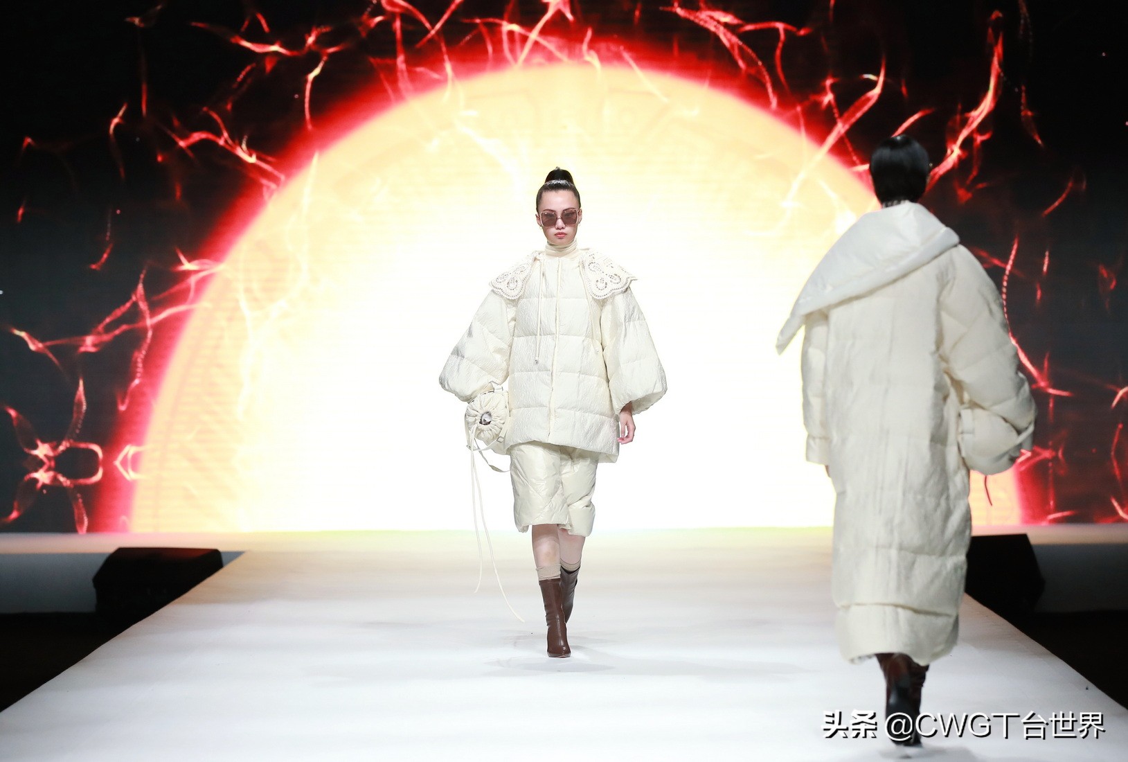 亦帛时尚羽绒服是品牌吗,亦帛时尚2021冬羽绒服发布会