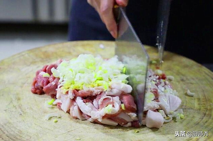 灌汤水饺的正宗制作方法,灌汤水饺怎么做比较好吃