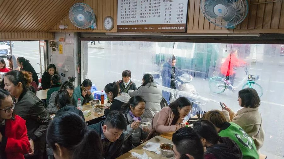成都老苍蝇馆子一家没名字的冒菜,成都本地人吃的苍蝇馆子冒菜