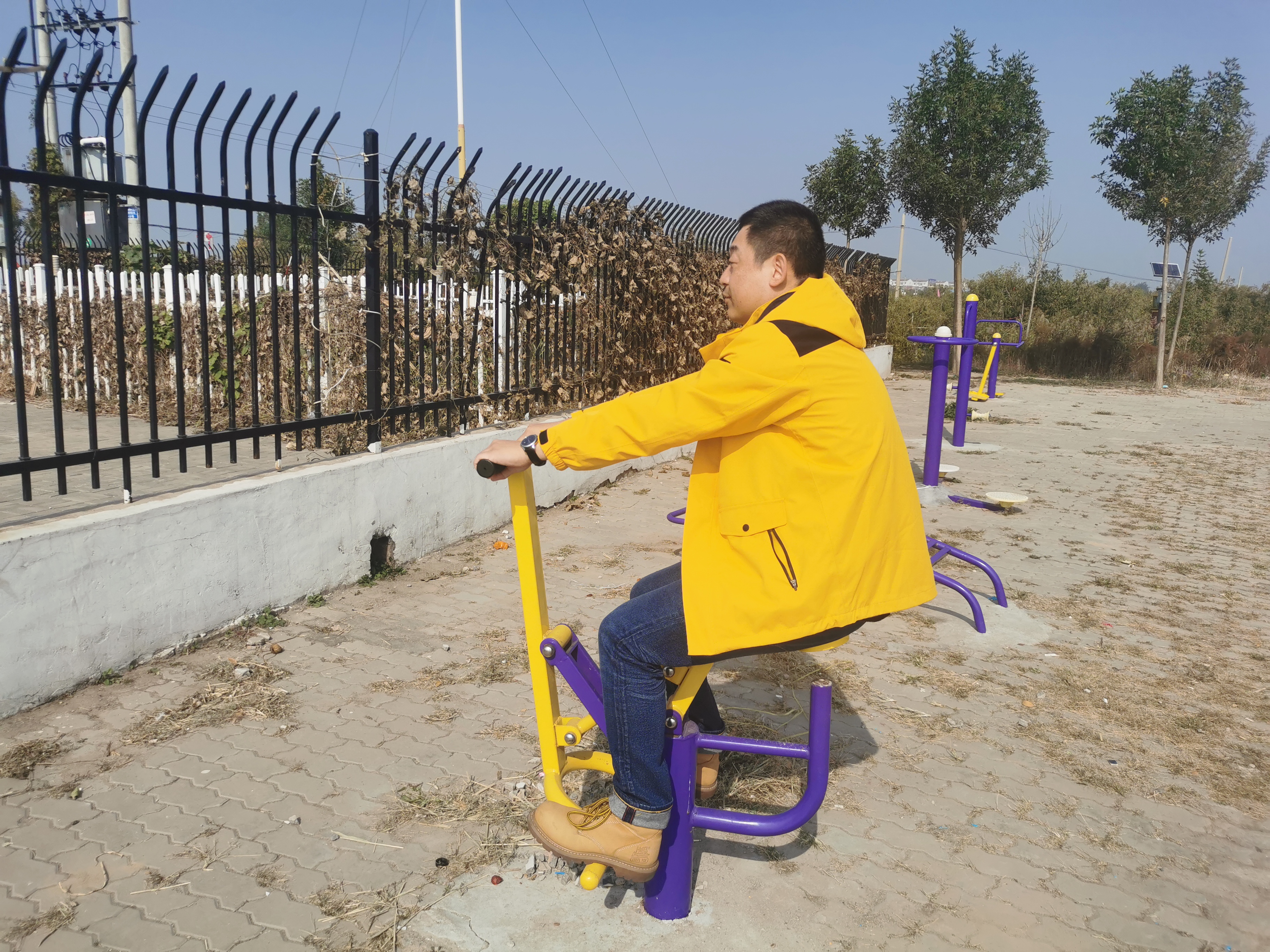 沙乐华明星同款冲锋衣,沙乐华和哥伦比亚冲锋衣哪个好