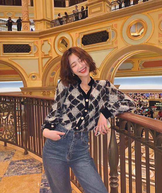 vivamoon韩国穿搭博主小西装,鬼马精灵彩虹眼妆