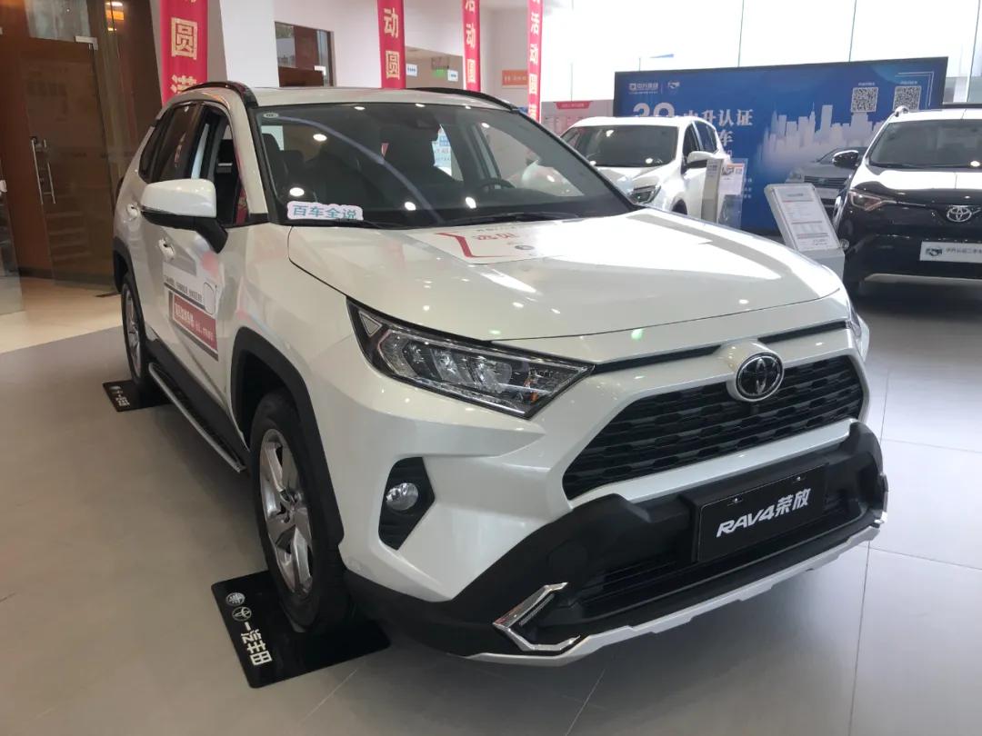 探店丨动力肉，内饰老，丰田荣放凭啥销量这么好？