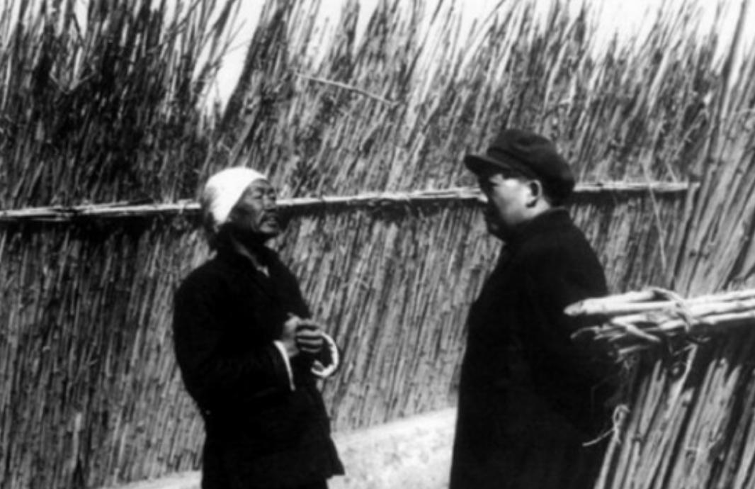 1961年,*少奇刘**参观韶山冲,指着毛主席故居门匾说道:这个字不妥