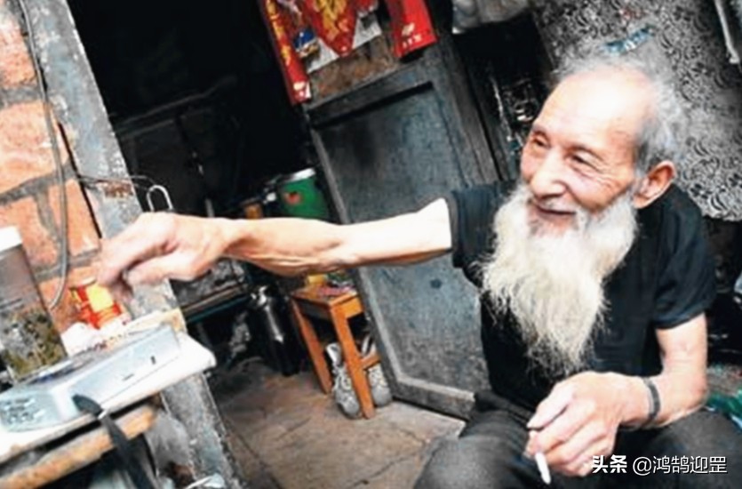 老人拍照被嫌弃,老人拍全家福被嫌弃