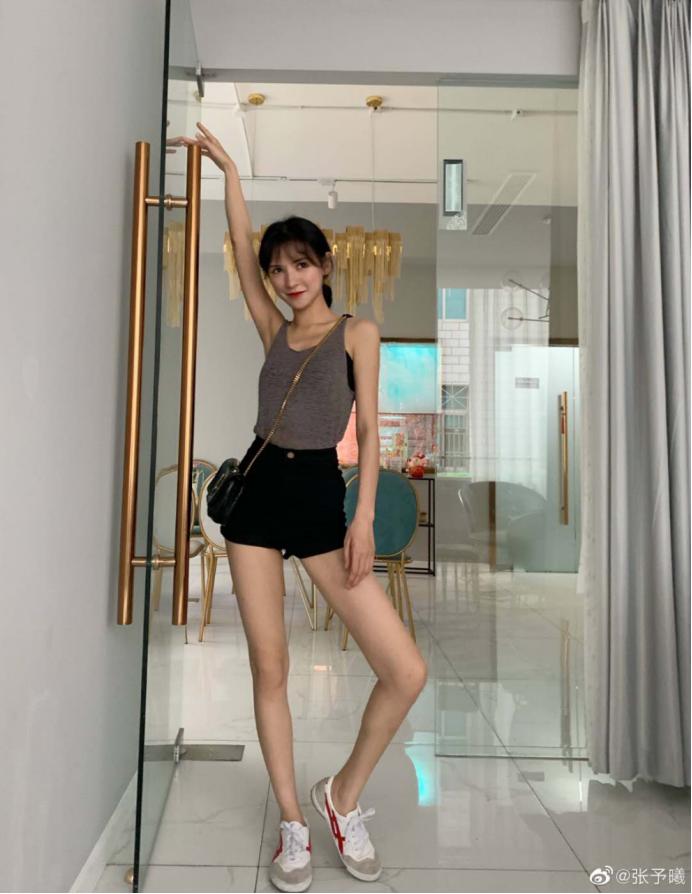 张予曦走路霸气混剪,张予曦模特走秀黑色外套品牌