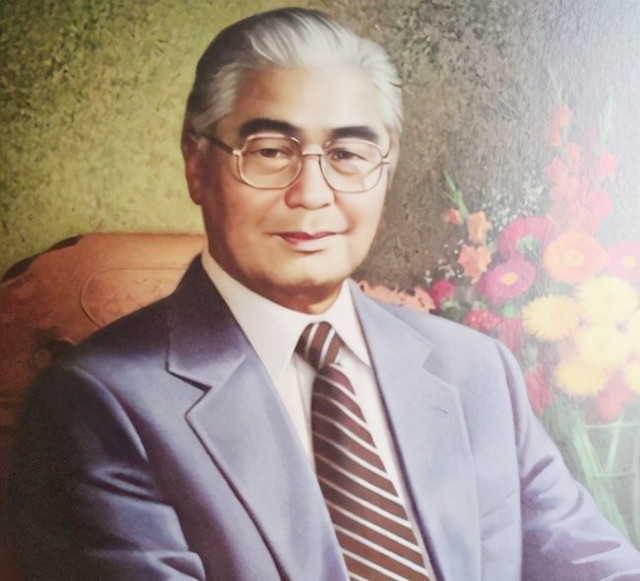 荣毅仁相伴70年的妻子，亲自为丈夫擦皮鞋，96去世与丈夫共葬