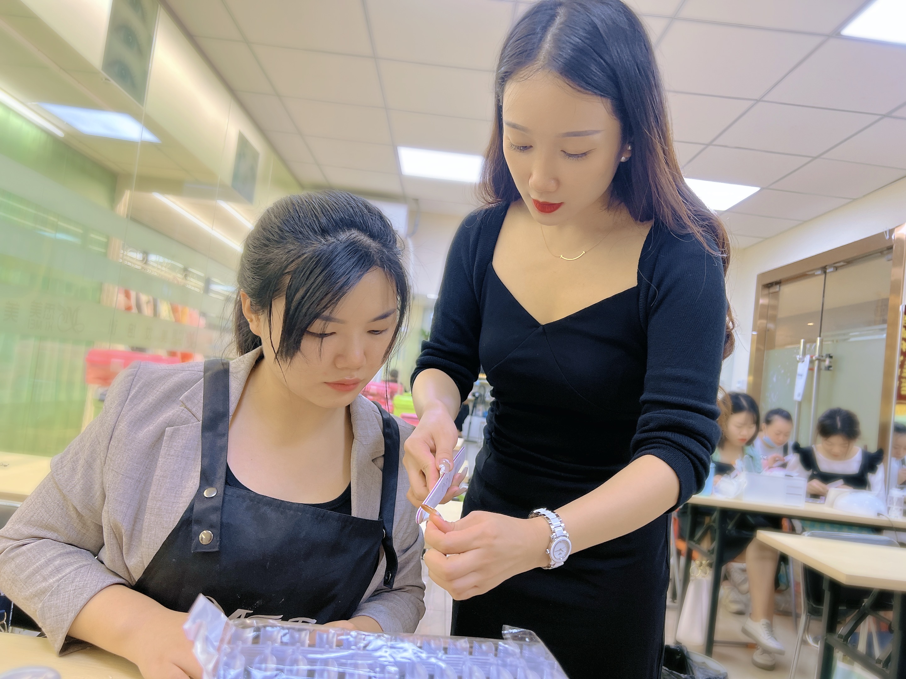 学美甲一年能赚多少钱,从零开始学美甲全套视频