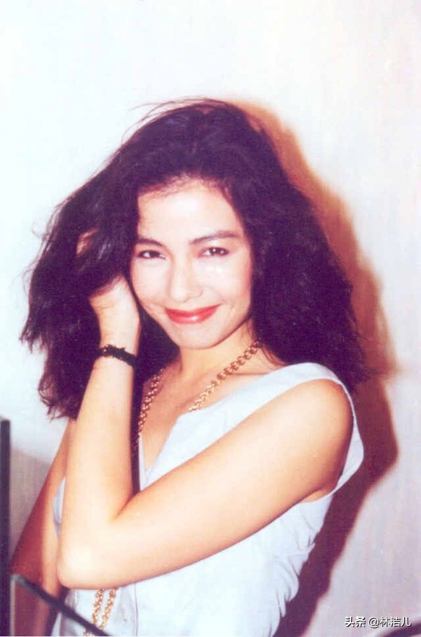 王祖贤状态52岁肤白貌美头发浓密,52岁王祖贤笑颜红唇发量惊人