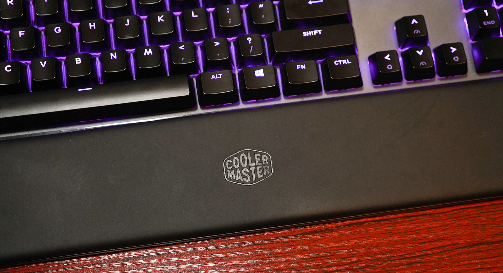 这套花费超过2W的桌面看起来是如此朴素