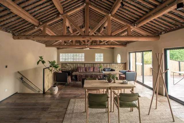 他在大理租下23个足球场大的地方，种菜、养牛、建农场日子过成诗