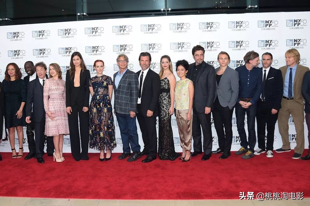 组图：爱穿匡威的男孩“小丑”华金·菲尼克斯《名利场》写真