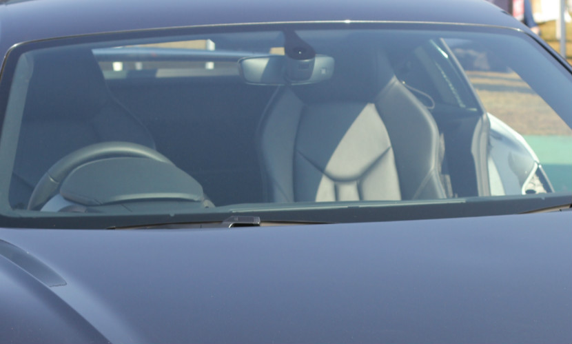汽车前挡风玻璃膜是内贴还是外贴,汽车前挡风玻璃贴遮阳膜详细教程