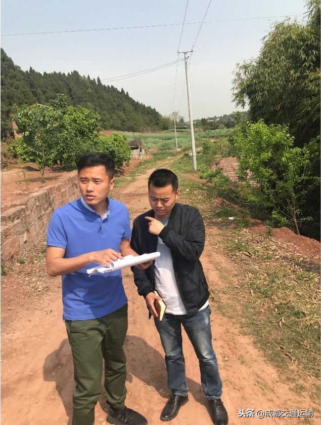 穿着跑鞋去郊游,穿上跑鞋奔跑在熟悉的道路