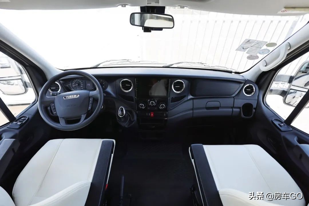 这台房车有5种充电方式，车内电器语音控制，卫生间也是干湿分离