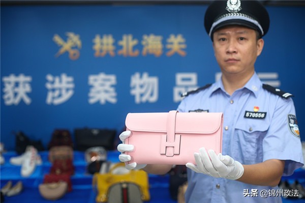 利用微信朋友圈等网络招揽客户拱北海关查获“水客”团伙*私走**奢侈品案涉案1.6亿