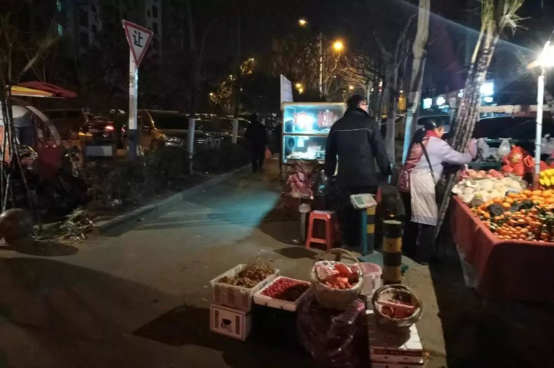 当老板不容易任何人都可以离场,与其上班混日子不如摆摊当老板