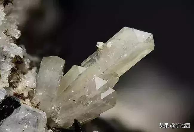 锆石和钻石一眼就能看得出来吗,锆石和钻石肉眼能看出来吗