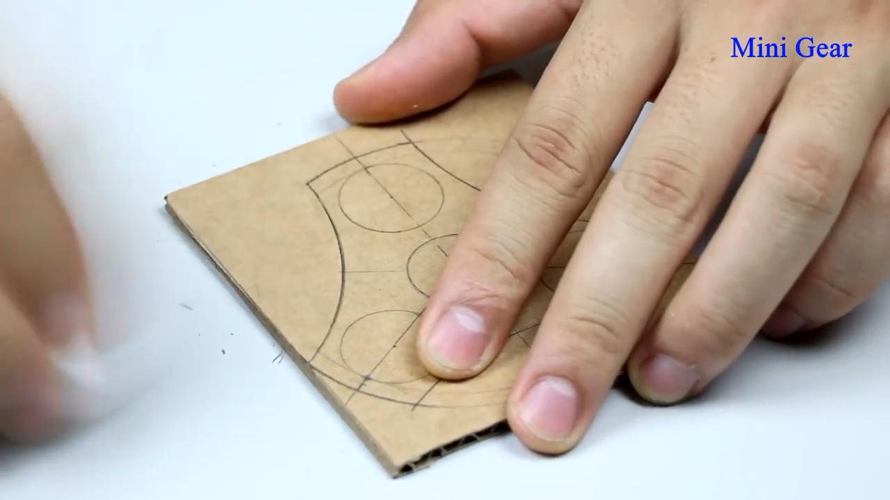 风火轮陀螺手工,如何制作指尖陀螺永动机