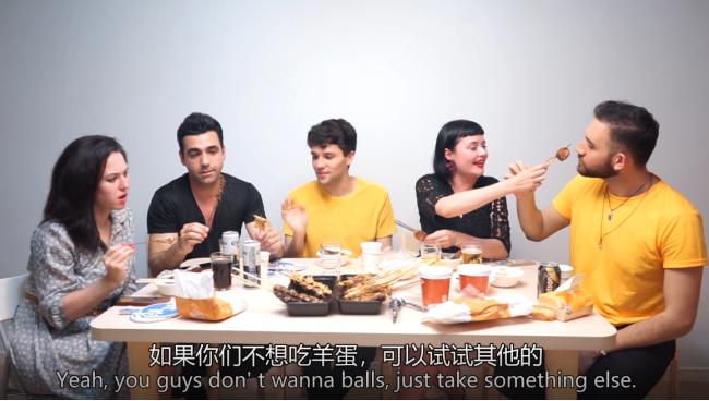 从拒绝到真香！外国人体验中国重口味宵夜，场面爆笑