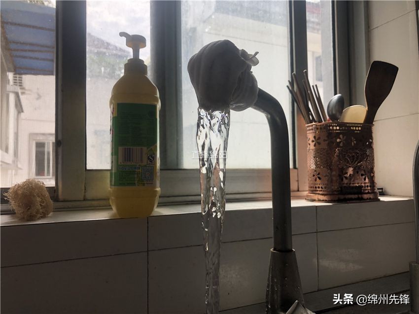 桂园雅居蓄水池回访：加盖加锁常清洗居民用水安心了