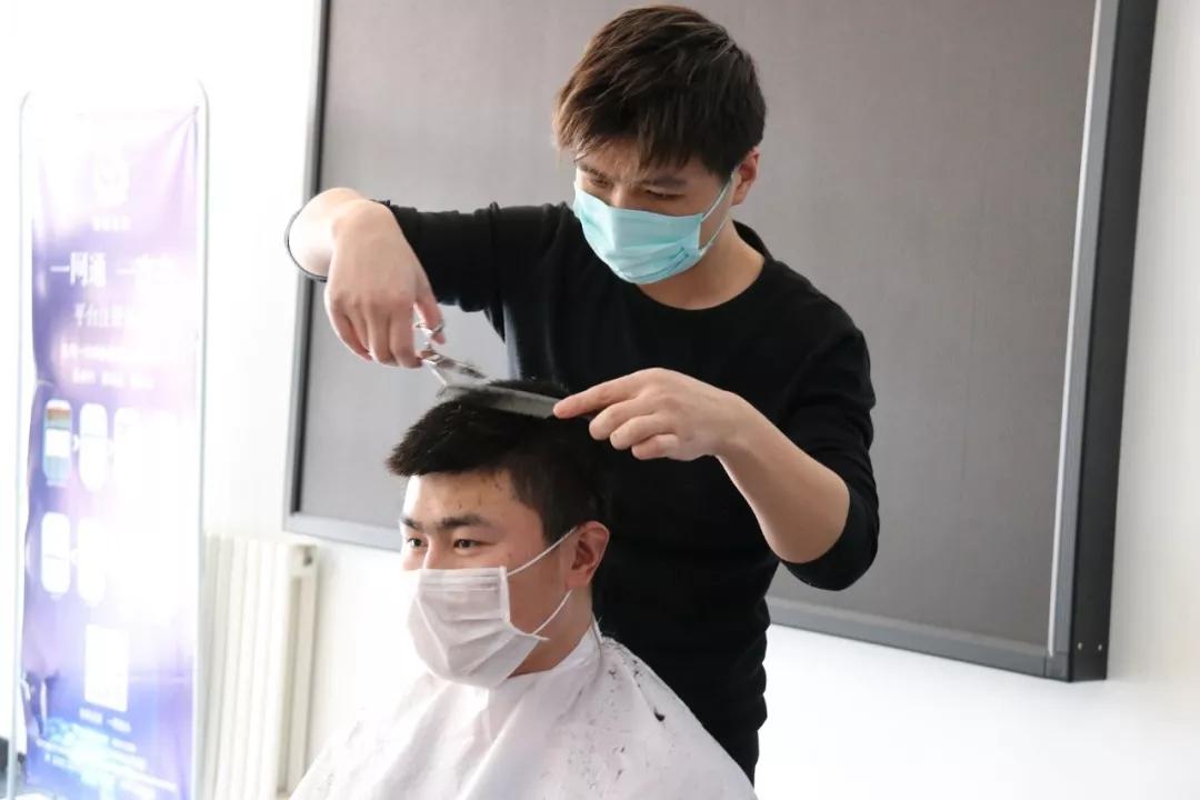 助力抗疫一线民警,党员劳模服务队勇担抗疫粮草官