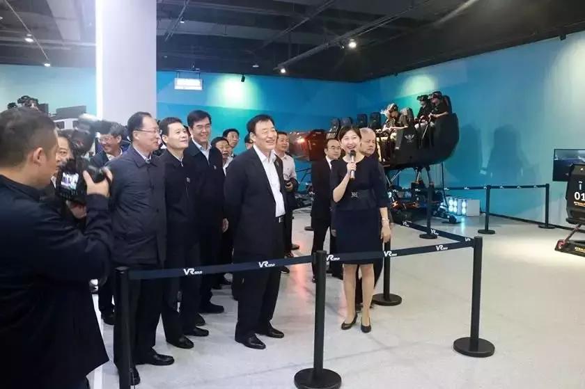 爆雷多家上市公司年报巨额预亏,欧菲光董事长蔡荣军与库克合影