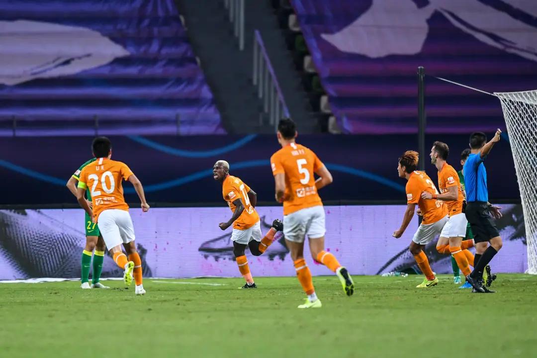 埃弗拉梅开二度含泪伤退武汉卓尔,gif埃弗拉补射破门卓尔领先永昌