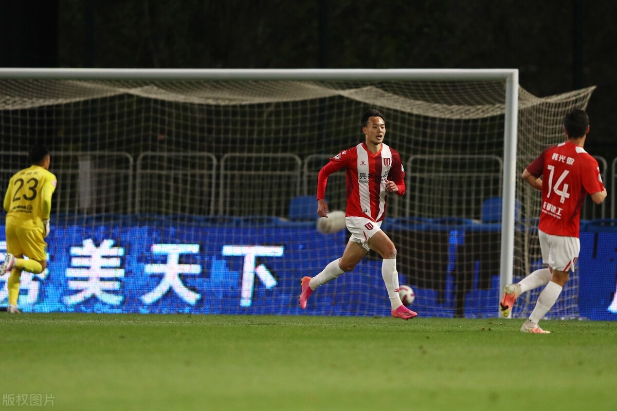 红牌罚下恒大,恒大全场粗野犯规却不见红牌