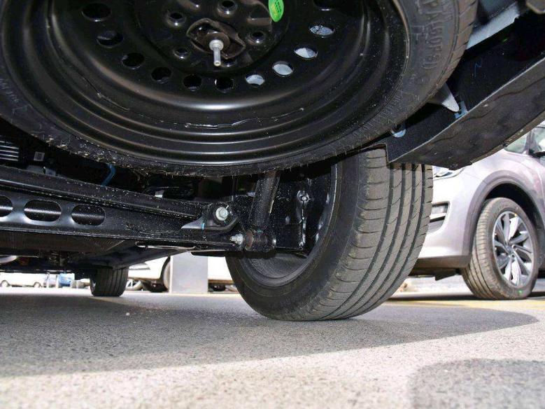 换汽车备胎正确步骤,汽车换备胎教程挂什么挡好