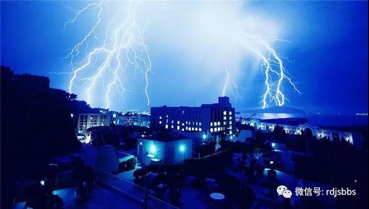 屋面不锈钢栏杆防雷接地安装方法,屋面防雷接地规范要求多高要焊接