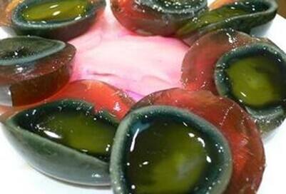 在外国人眼里皮蛋很难吃,外国人知道皮蛋的正确吃法