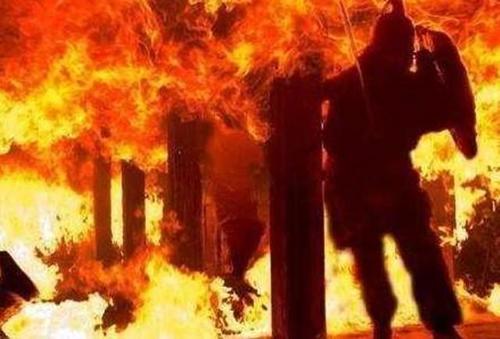 孔明火烧藤甲兵为何却说必损阳寿,孔明火烧曹仁大军完整版