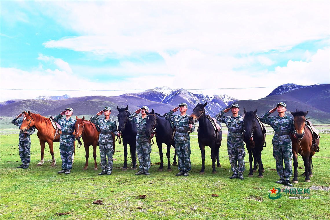 雪山见证，这是草原九班的“牧马青春”