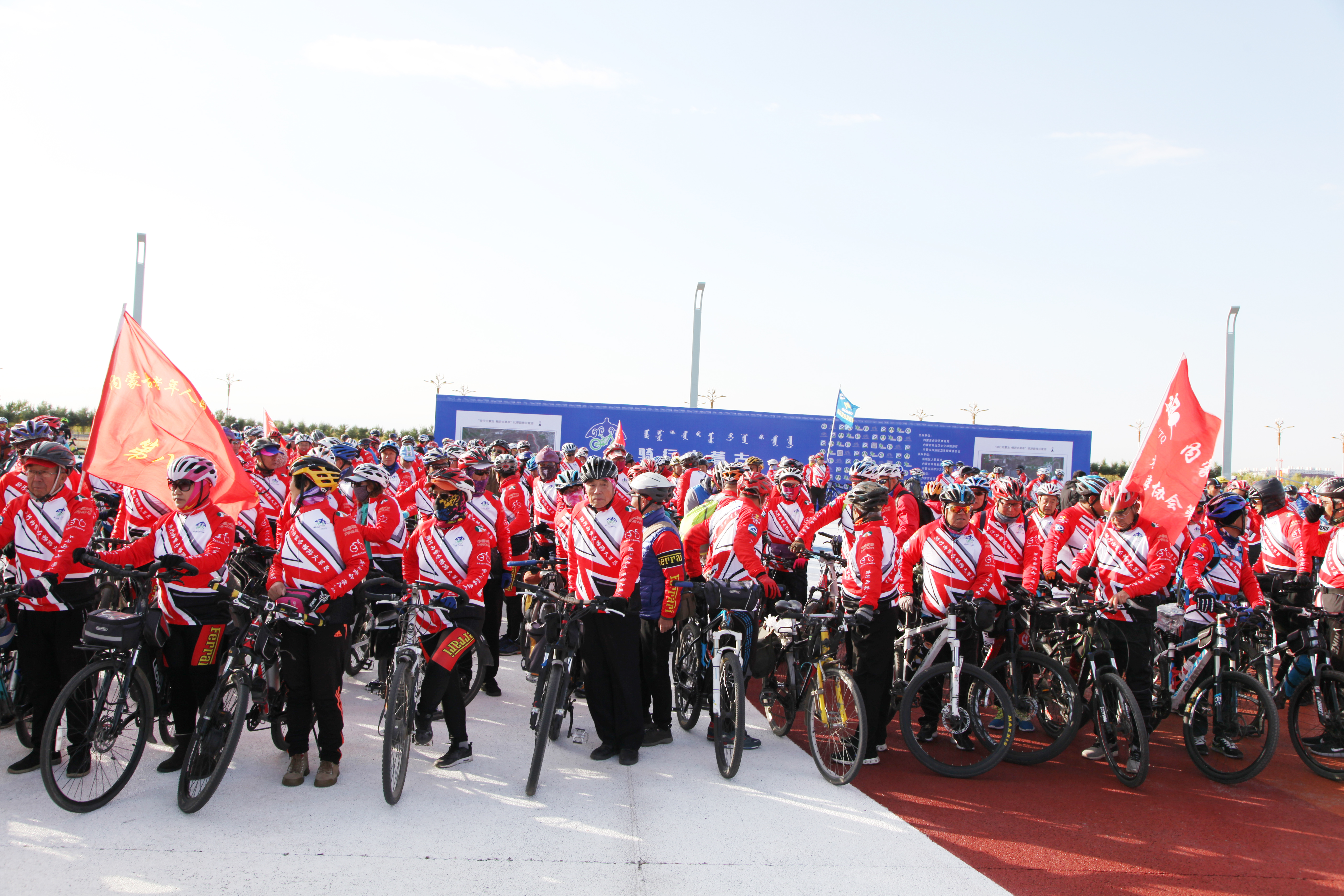首届“骑行内蒙古畅游大草原”骑游比赛13日在呼和塔拉开赛
