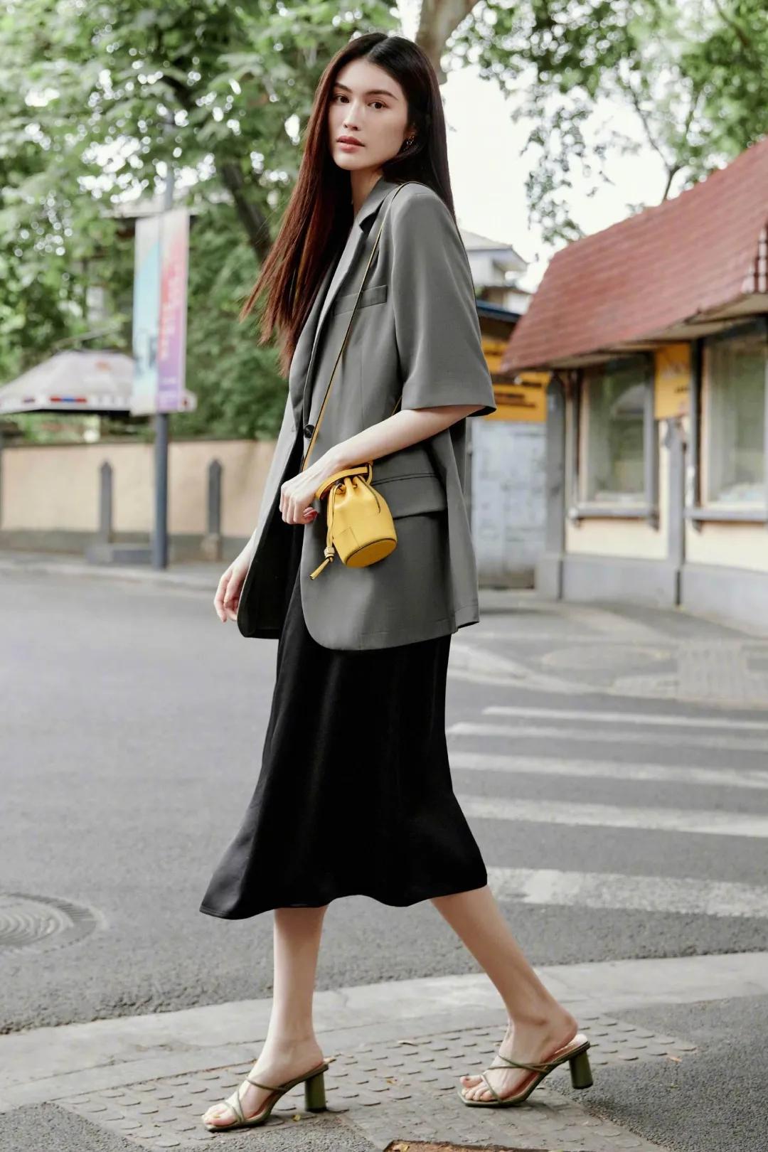 何穗冬天穿衣搭配技巧 (何穗的日常穿搭简单大方又有气质)