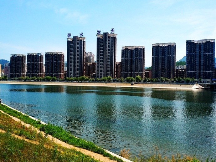 21年前本溪驻军无偿修建了一条太子河大坝如今变成一条滨河景观道