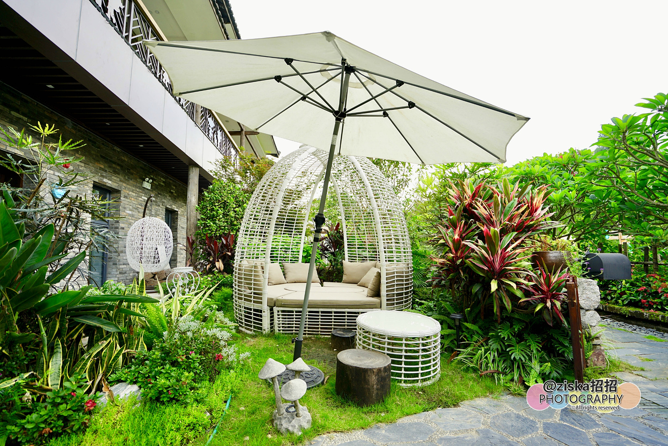 小伙探索神秘洞穴视频,小伙独自探索深山神秘古墓