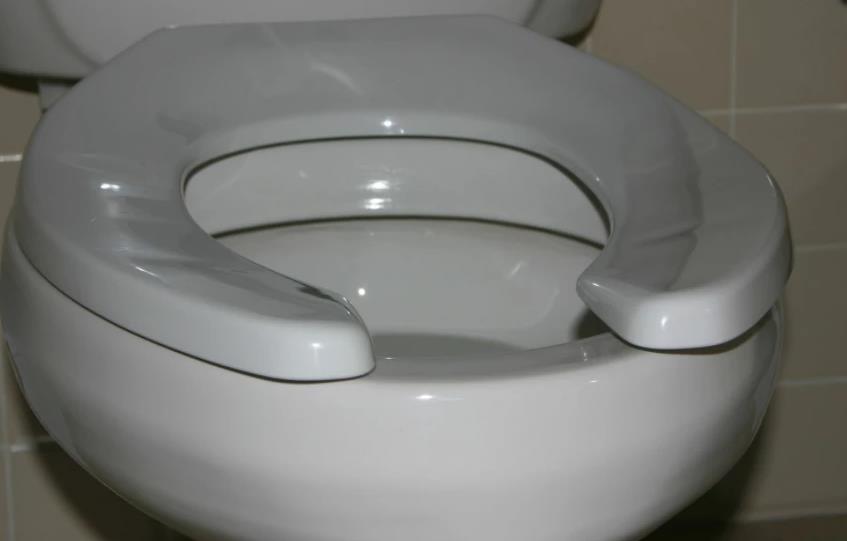 厕所的马桶为什么有一个洞,美国马桶前面有个缺口