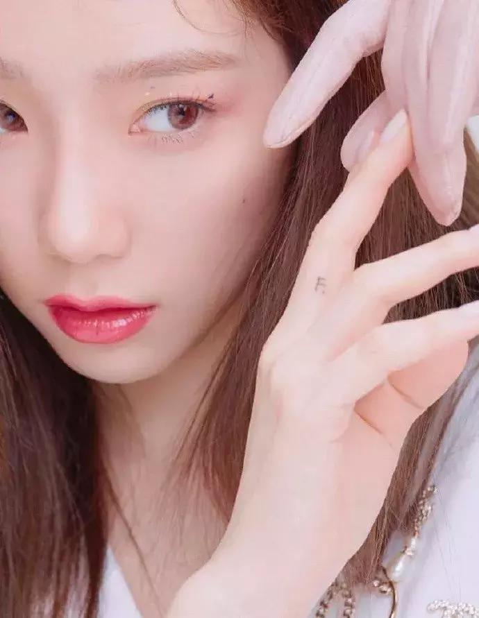 泰妍奚梦瑶,奚梦瑶穿miumiu黑钻吊带裙