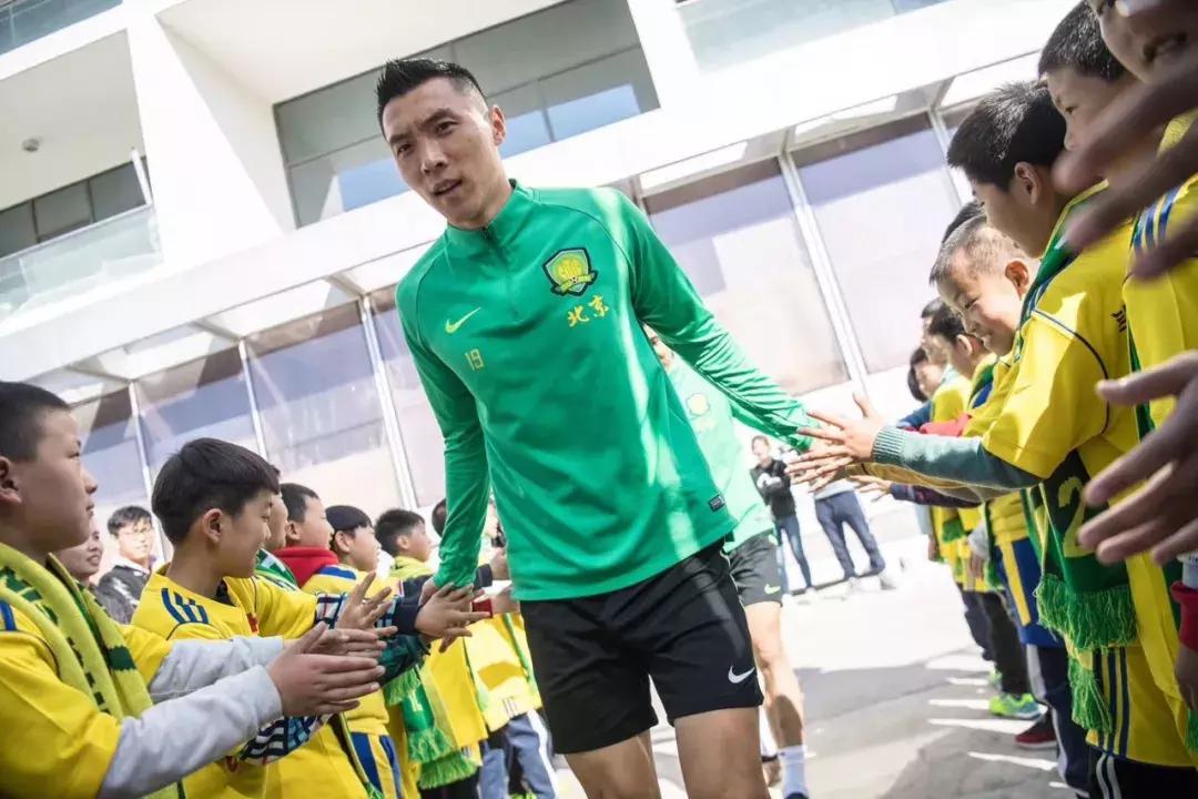 足球公益大使张玉宁,公益助力足球梦捐赠